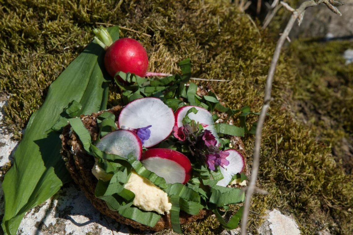 Brotzeit-Upgrades: Einfach frische Blätter Bärlauch auf das Brot legen