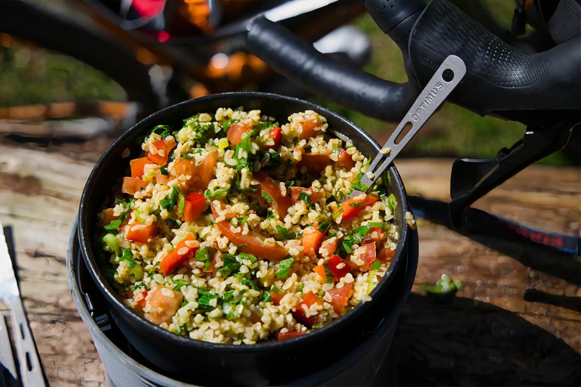 Wildkräuter-Tabouleh mit Giersch und Pfefferminze im Trangia zubereitet